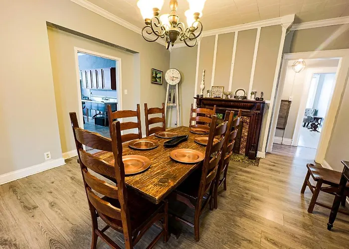 Unique Large 9Br House With 3 Bath Close To The Falls